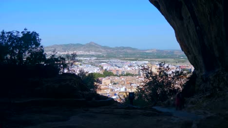 Pequeña-ciudad-provincial-a-los-pies-de-las-montañas-en-España