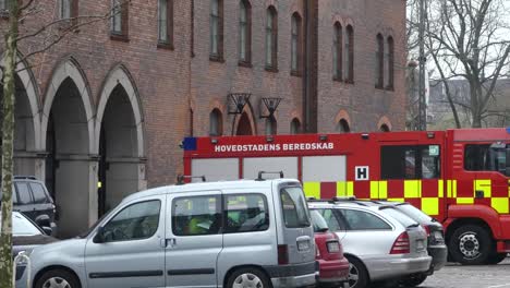 Copenhague,-Dinamarca-marzo-2019:-Departamento-de-bomberos-de-la-ciudad.-Vehículo-especial-de-bomberos-frente-al-edificio.