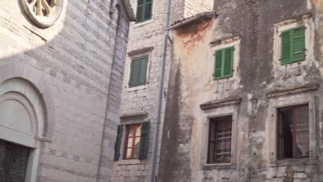 Kotor,-Montenegro.-Blick-auf-die-alten-Stadtmauern