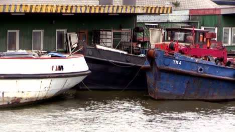 Schiffe-auf-dem-dock-auf-der-Elbe