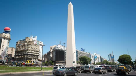 Argentina,-Buenos-Aires-Obelisco-con-tráfico-en-cuenta-la-hora-pico