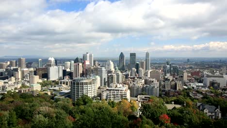 Descenso-de-la-vista-de-los-edificios-de-la-ciudad-de-Montreal-a-sunny-autumn-day