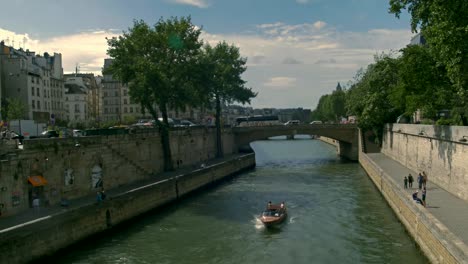 total-de-toma-de-un-paisaje-de-la-ciudad,-de-la-ribera-Seine,-París,-Francia