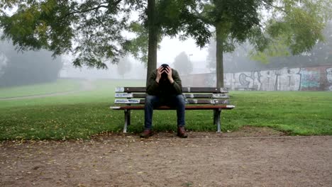 Mann-positive-Trauer-auf-Bank-im-park