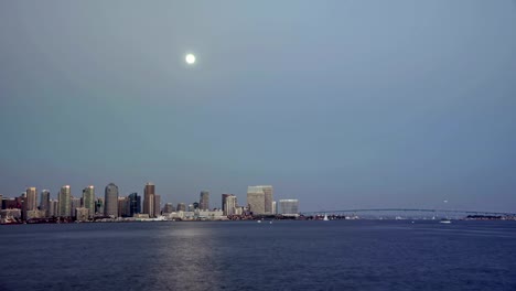 Horizonte-de-la-ciudad-de-San-Diego,-al-anochecer-Moonrise-Time-Lapse