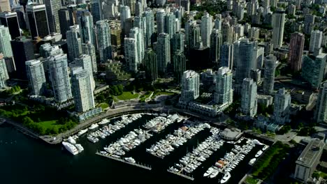 Vista-aérea-rascacielos-en-el-centro-de-la-ciudad-de-Vancouver,-del-puerto-de-Vancouver