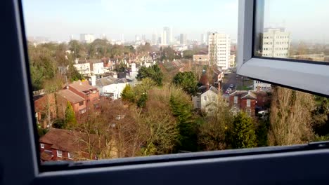 Blick-auf-die-Stadt,-Kamera-Nachverfolgung-durch-ein-Fenster.