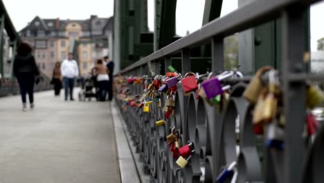 Frankfurt-love-bridge-Eisener-steg-pan-left