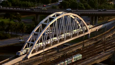 Toma-cenital-de-tren-en-Rio-de-Janeiro,-Brasil