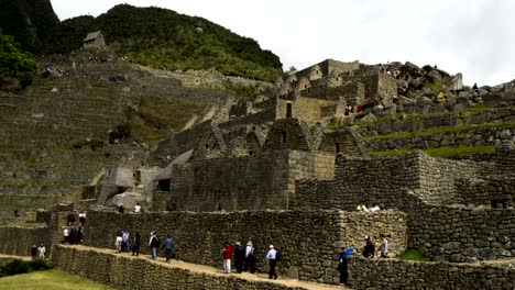 Machu-Picchu-Personen,-die-In-den-Inka-Ruinen-Zeitraffer-2