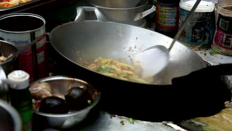 Comida-tailandesa-en-la-cocina-a-la-vista