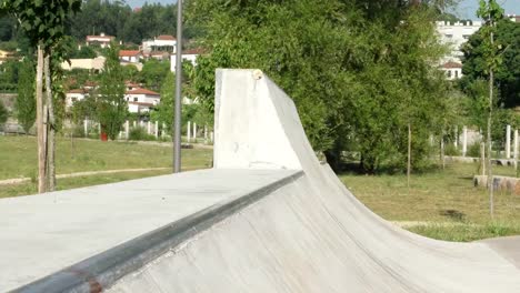 Skateboarder-performing-a-grind