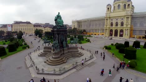 Architektur-von-Wien-Luftaufnahme,-ein-Denkmal-der-Maria-Theresa.-Wunderschöne-Luftaufnahme-über-Europa,-Kultur-und-Landschaft,-Kamera-Schwenken-dolly-in-der-Luft.-Hintergrundgeräusche-fliegen-über-europäischen-land.-Auf-Besichtigungstouren,-touristischen-Blick-auf-Österreich.