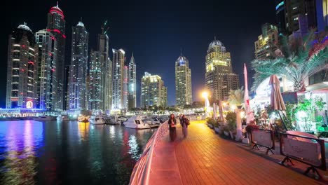 Caminando-calle,-cerca-del-centro-comercial-de-dubai,-4-K-time-lapse-de-Emiratos-Árabes-Unidos