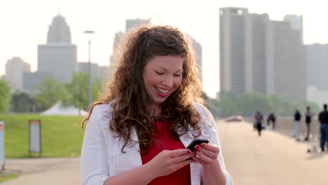 Brunette-mujer-utilizando-un-teléfono-inteligente-en-Detroit