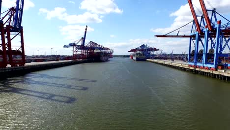 Container-ships-and-containers-in-the-port-of-Hamburg,-Germany