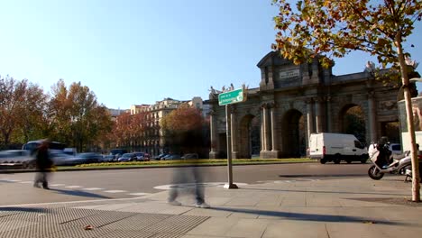 Puerta-De-alcalá-Puerta-se-encuentra-en-el-centro-De-la-Plaza-De-la-independencia,-en-Madrid,-Timelapse