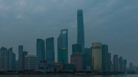 Sonnenaufgang-mit-Blick-auf-die-Skyline-der-Bund-Promenade-auf-Pudong-New-Area--das-business-Viertel-von-Shanghai.