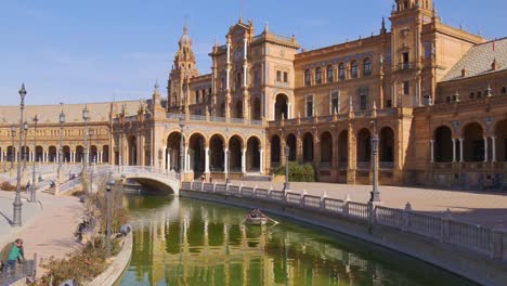 Sevilla-la-luz-solar-en-embarcación-4-K-Plaza-de-españa-España