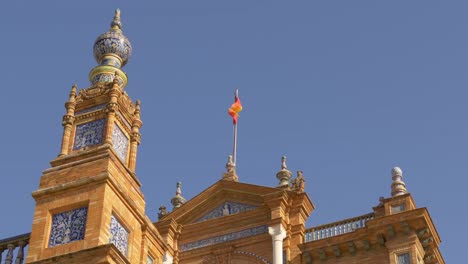 Plaza-de-españa-día-soleado-agitando-4-K-de-España,-bandera