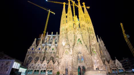 Nachtlicht-Sagrada-Familia-bis-Panorama-\"-4-k-Zeitraffer-Barcelona