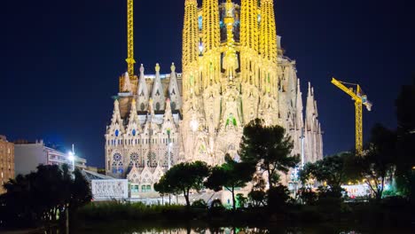 Luz-de-noche-Barcelona-Sagrada-familia-de-Gaudí-estanque-de-reflexión-4-K-lapso-de-tiempo-de-España