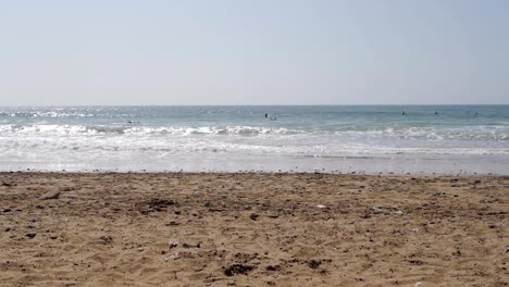 Marokko-Surfer-warten-Wellen-am-Strand