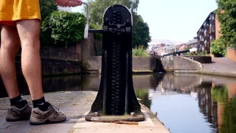 Mit-einem-windlass,-einen-canal-lock-paddeln.