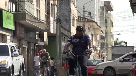 Tráfico-en-carretera-país-en-vías-de-desarrollo