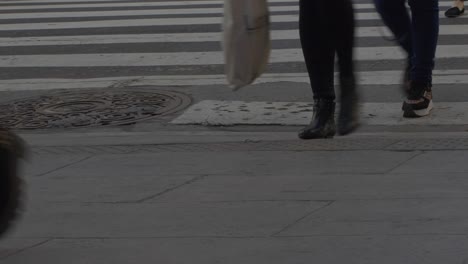 Füße-beim-Überqueren-der-Straße-in-der-Innenstadt-von-Buenos-Aires