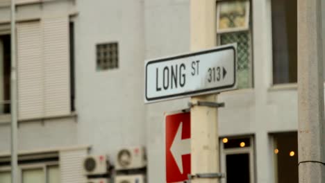 Hand-Schuss-von-einem-Straßenschild-für-Lange-Straße-in-Kapstadt,-Südafrika