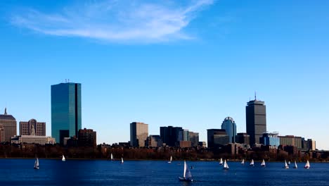 Lapso-de-tiempo-del-horizonte-de-Boston-con-veleros-en-la-parte-frontal