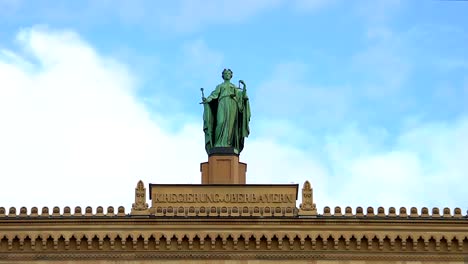 Estatua-del-distrito-histórico-sobre-el-Gobierno-de-alta-baviera-en-Munich,-Alemania