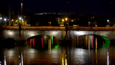 Die-Brücke-über-der-Stadt-Dublin-in-Irland