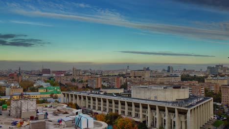 Russland-Moskau-Stadt-Sonnenuntergang-Top-Panorama-Dachkonstruktion-4k-Zeitraffer