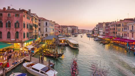 Italien-Sonnenuntergang-berühmtesten-Rialto-Brücke-grand-Canal-Verkehr-Panorama-4-k-Zeit-hinfällig,-Venedig