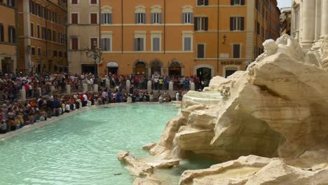 Italia-Roma-ciudad-verano-día-famosa-Fontana-de-Trevi-llena-Plaza-panorama-4k