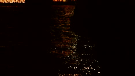 Late-night-view-of-Westminster-Bridge-and-the-Big-Ben-in-London,-England,-UK