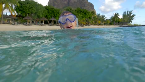 Cámara-lenta-ver-de-niño-nadando-en-el-Océano-Índico-en-el-snorkeling-mascara-y-tomar-una-foto,-Port-Louis,-Isla-Mauricio