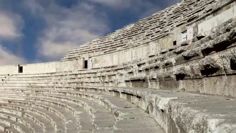 Römisches-Theater-in-Amman,-Jordanien---Theater-entstand-die-Herrschaft-des-Antonius-Pius-(138-161-CE),-die-große-und-steil-geharkt-Struktur-könnte-etwa-6000-Personen-Platz