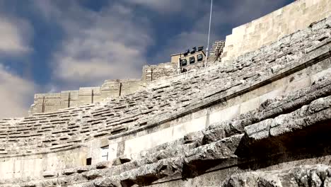 Römisches-Theater-in-Amman,-Jordanien---Theater-entstand-die-Herrschaft-des-Antonius-Pius-(138-161-CE),-die-große-und-steil-geharkt-Struktur-könnte-etwa-6000-Personen-Platz