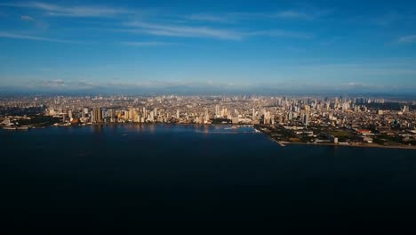 Luftbild-Stadt-mit-Wolkenkratzern-und-Gebäuden.-Philippinen,-Manila,-Makati