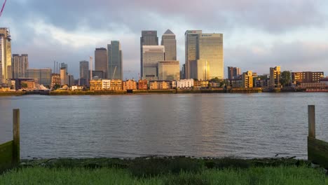 Lapso-de-tiempo-4K-al-amanecer-sobre-negocios-y-Finanzas-en-Londres