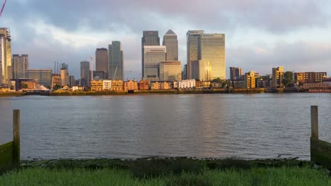 Zeitraffer-4K-bei-Sonnenaufgang-über-Wirtschaft-und-Finanzen-in-London