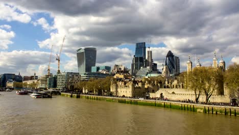 Edificios-de-negocios-y-el-río-Támesis,-Londres