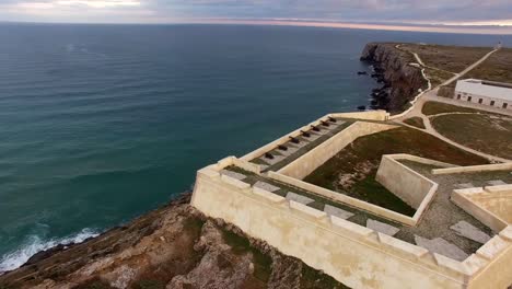 Vista-aérea-de-la-fortaleza-de-Sagres-en-noche-de-vista-aérea,-Portugal