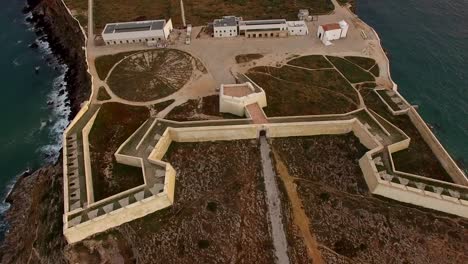 Vista-aérea-de-la-fortaleza-de-Sagres-en-noche-de-vista-aérea,-Portugal