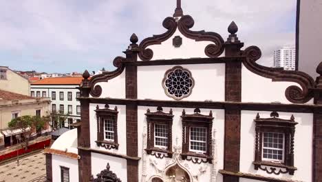 St.-Sebastian-Kirche-mit-Glockenturm-in-Ponta-Delgada-auf-Sao-Miguel,-Azoren,-Portugal.