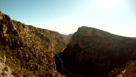 Antike-Stadt-Adamkayalar-weit-Meer-Sonnentag-Provinz-Mersin-Türkei-Panorama-Schlucht-Seytanderesi-und-Figuren-in-den-Felsen