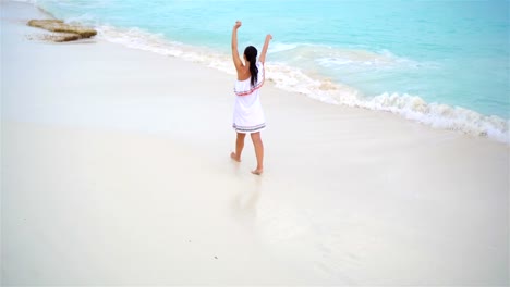 Junge-schöne-Frau-am-tropischen-Strand.-Rückansicht-des-jungen-Mädchens-im-schönen-Kleid-Hintergrund-das-Meer